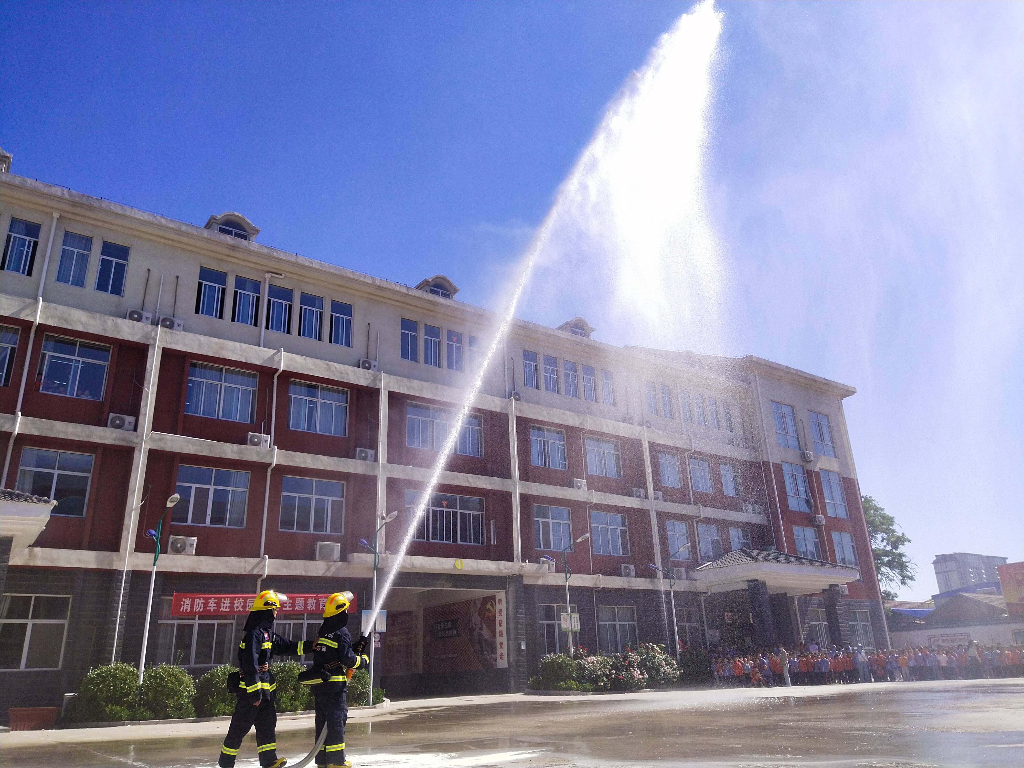 消防车进校园|郓城县东关小学附属幼儿园的"萌娃"遇见"蓝朋友"