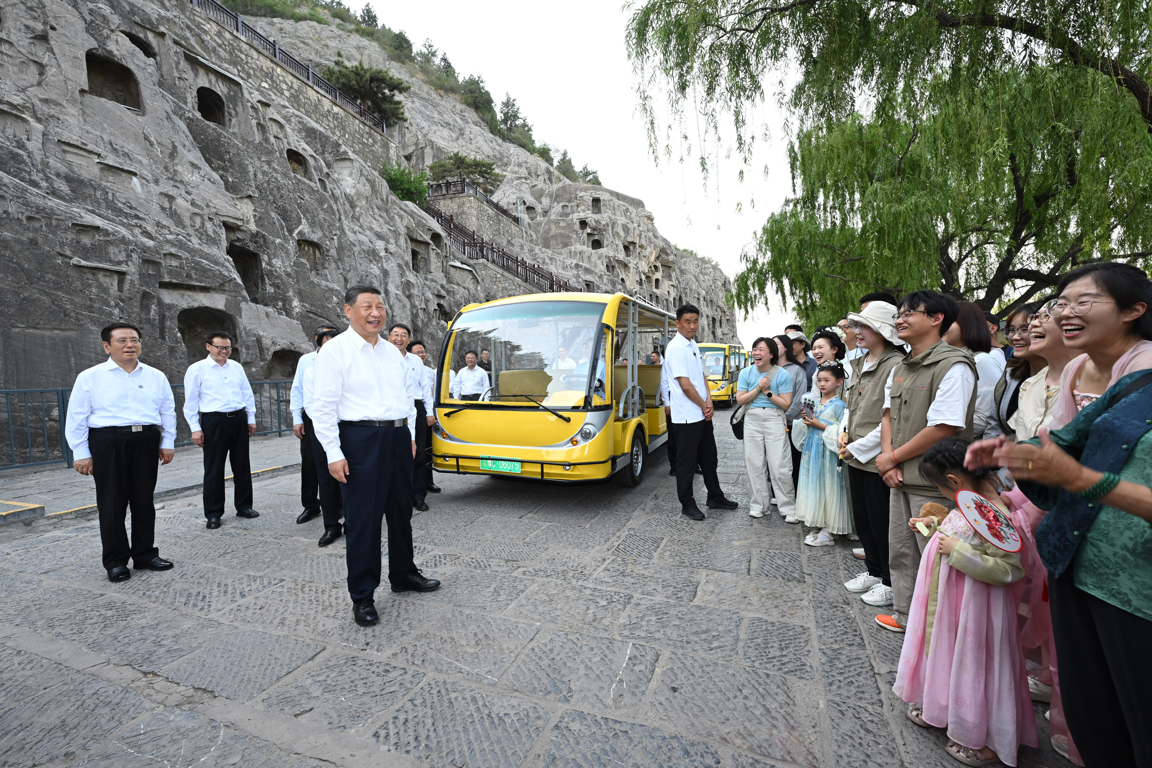 5月19日至20日，中共中央总书记、国家主席、中央军委主席习近平在河南考察。这是19日下午，习近平在洛阳龙门石窟考察时，同游客亲切交流。新华社记者 谢环驰 摄