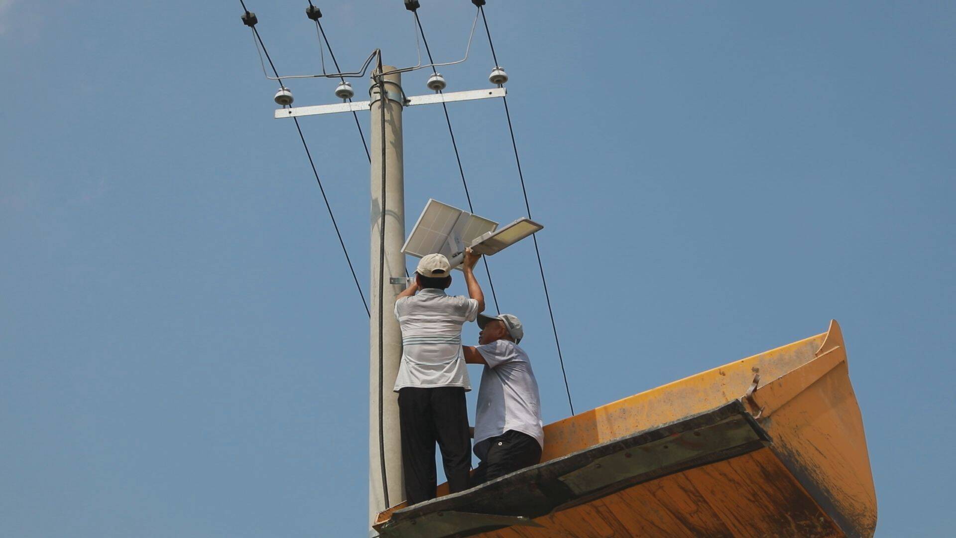 单县高老家乡:"第一书记"真情为民 安装路灯照亮村路
