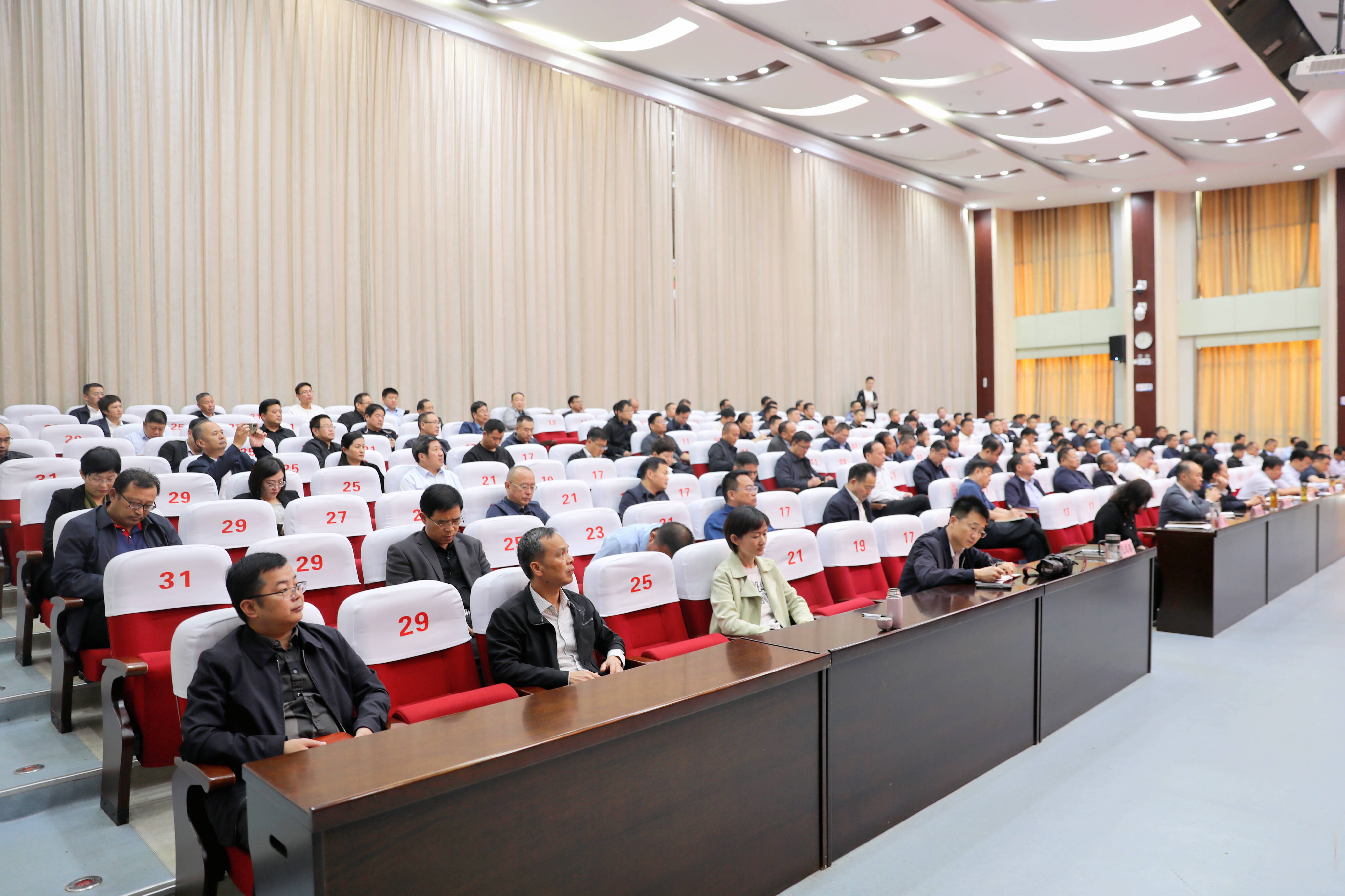 单县县委理论学习中心组扩大举办宪法和法治专题讲座