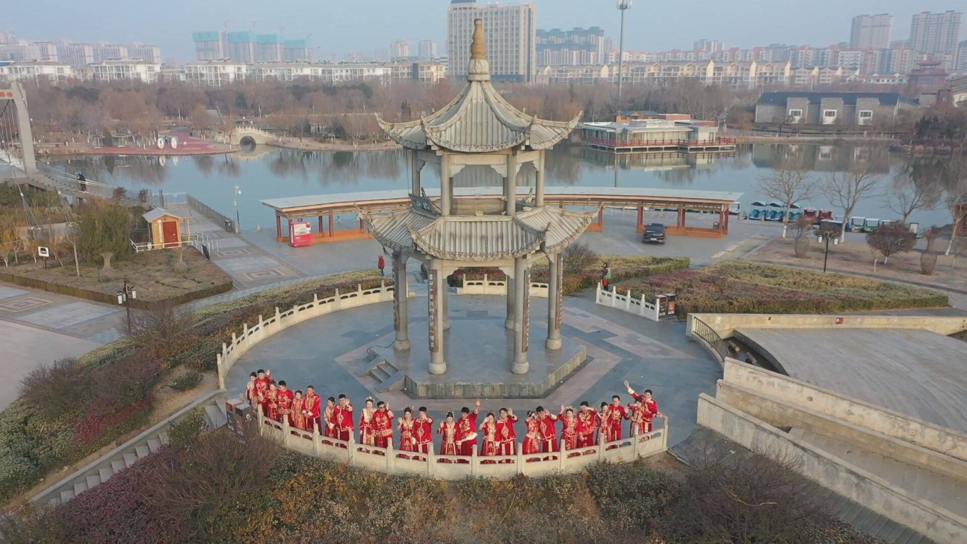 闪电号>媒体>单县融媒>12对新人还共同乘车前往幵山公园拍照打卡,记录