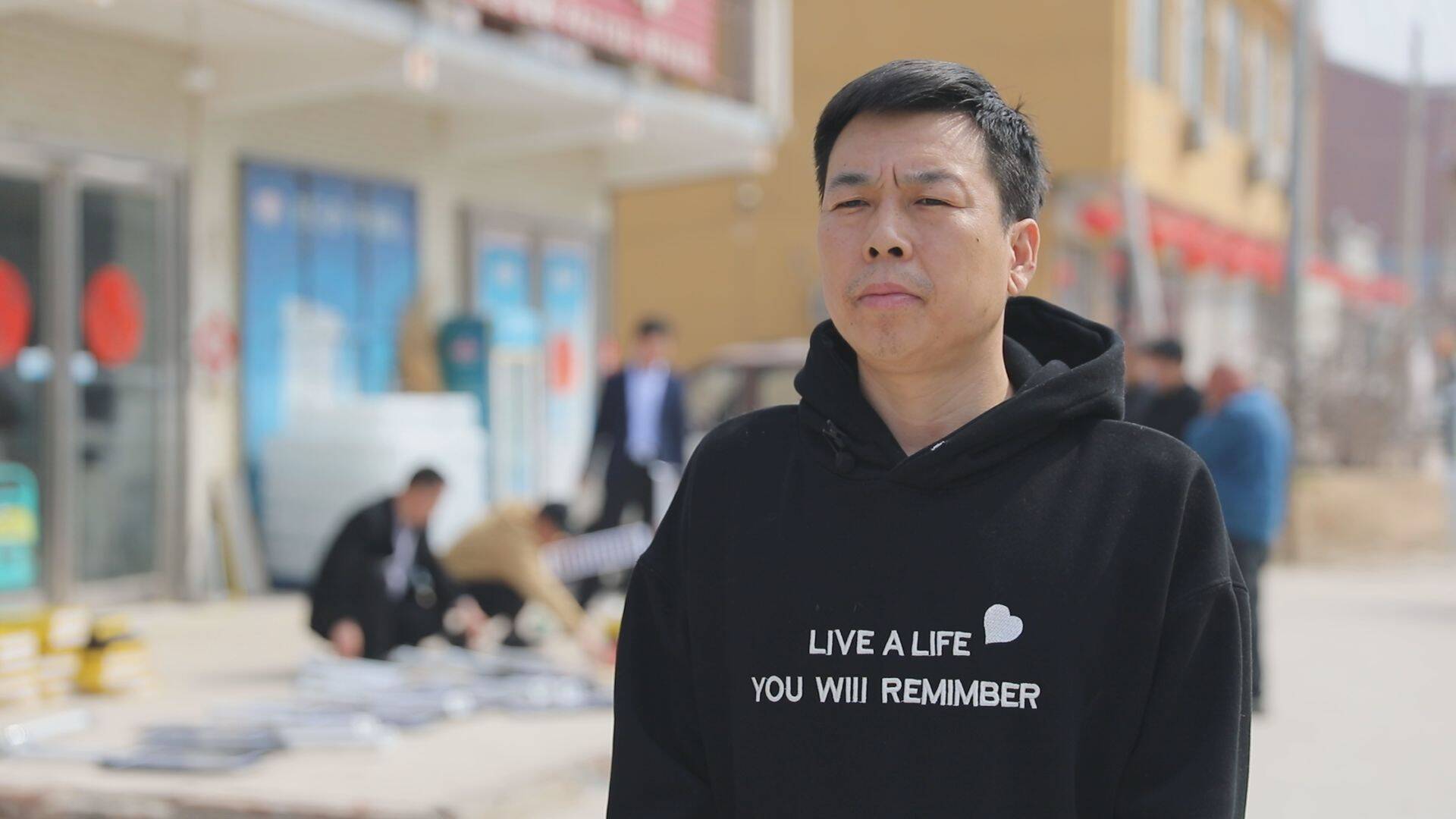 单县高老家乡:捐赠路灯暖民心 照亮乡村振兴路