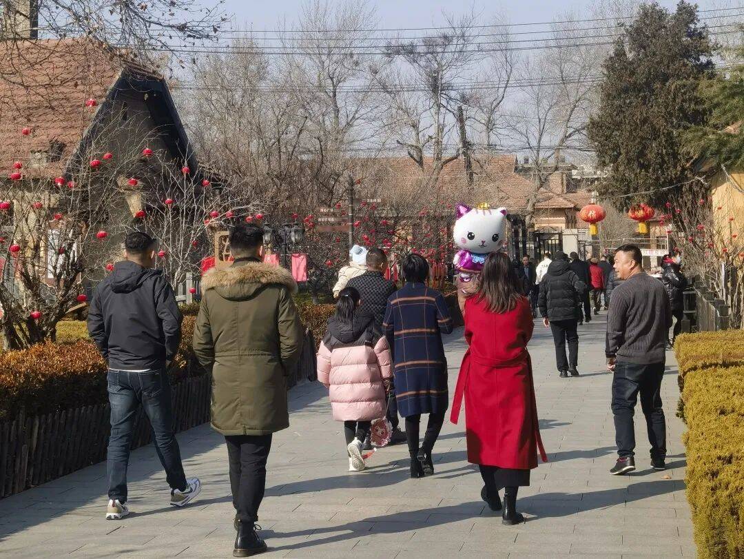 坊茨小镇打卡潮热辣滚烫网友都是南来北往的人