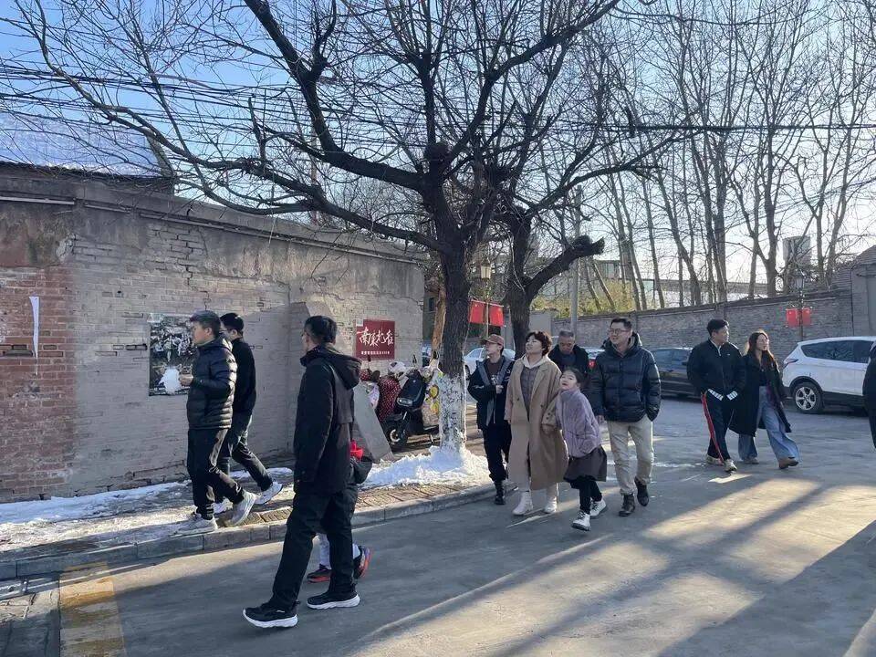 坊茨小镇打卡潮热辣滚烫网友都是南来北往的人