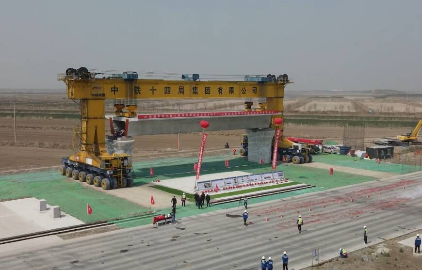 潍坊寿光津潍高铁寿光段首榀预制箱梁顺利架设
