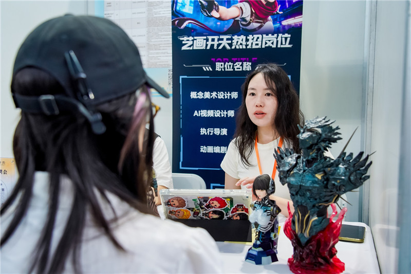 现场招聘概念美术设计师和AI视频设计师。湖北省人社厅供图