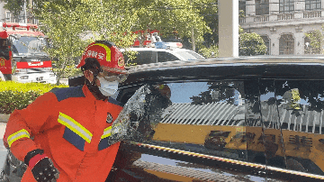 高温天2岁幼童被锁车内 消防破窗紧急救援【无码】.gif