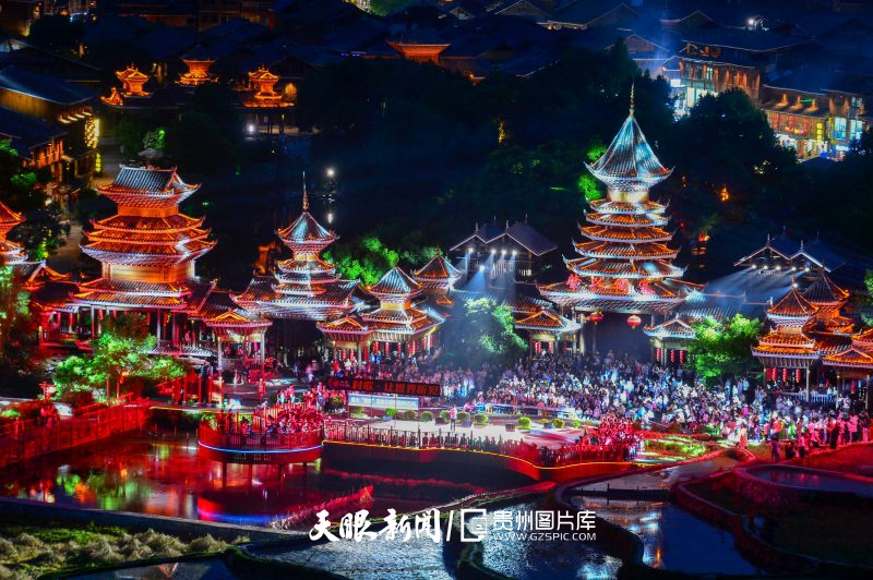 17506499659386.jpg 2025年5月1日,侗族群众在黎平县肇兴侗寨为游客演唱侗族大歌。卢忠南 摄.jpg