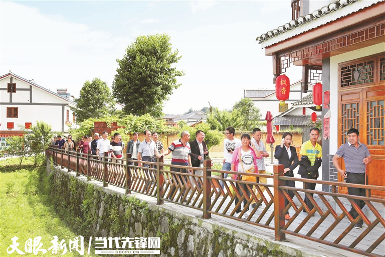 17506500785140.jpg 花茂村乡愁小道上游人如织。 朱小松 摄.jpg