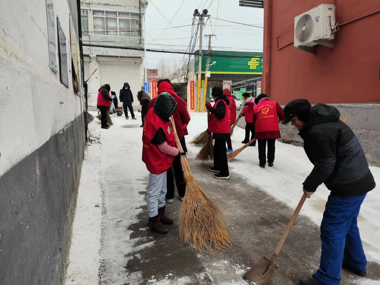 以雪为令闻雪而动微山县两城镇全面开展扫雪除冰行动