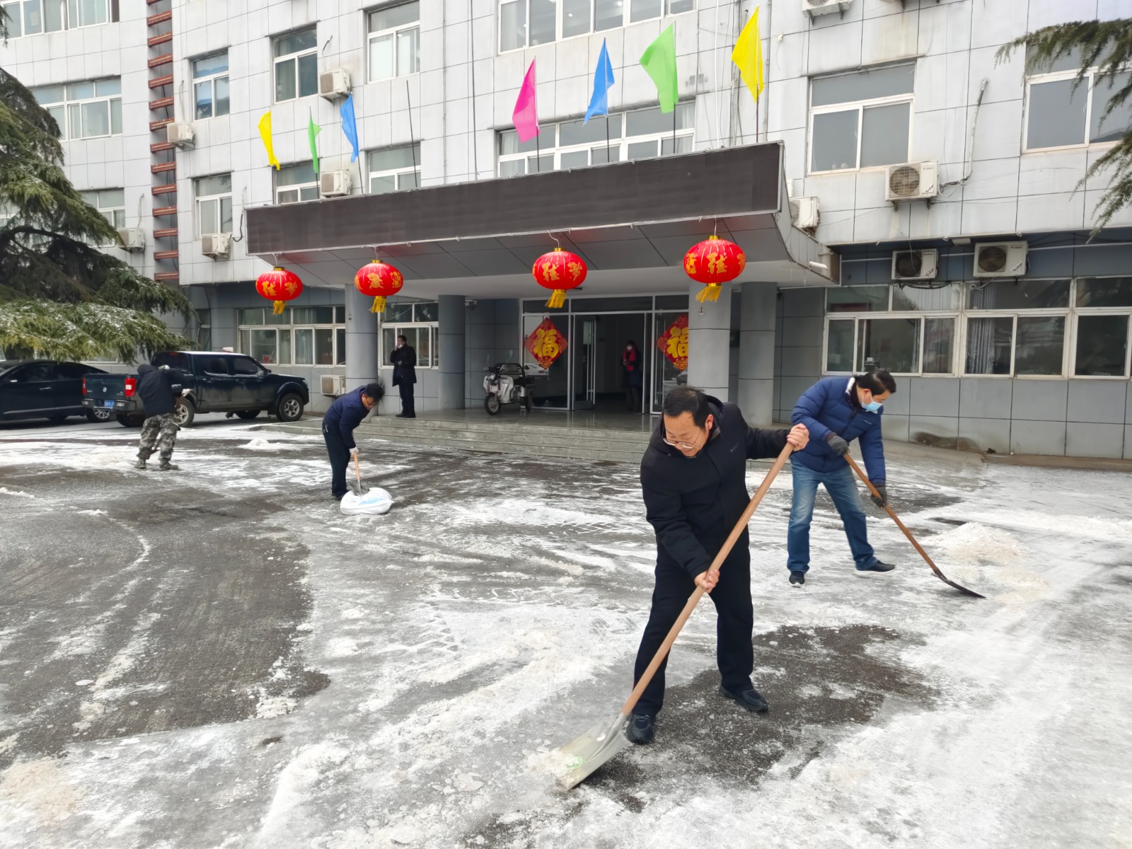 以雪为令闻雪而动微山县两城镇全面开展扫雪除冰行动