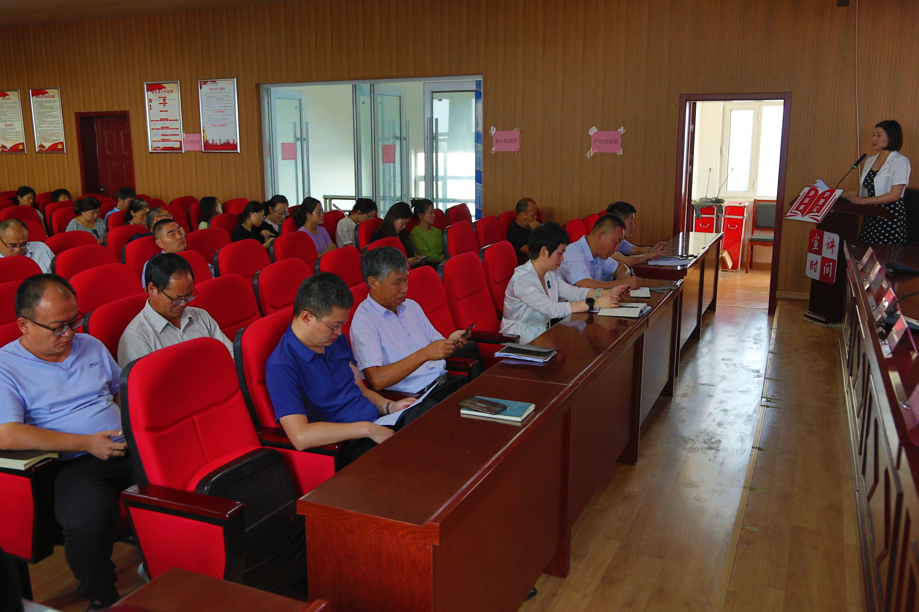 临沭县大兴镇机关干部走进讲故事学理论直播间