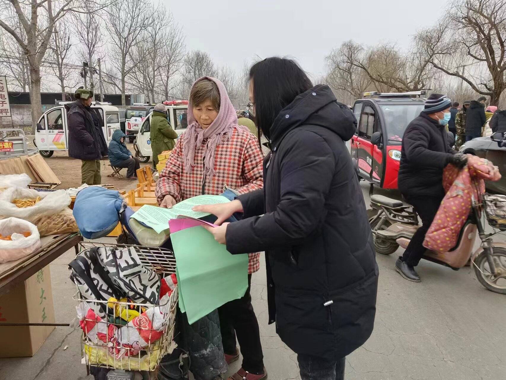 临沭县大兴镇金融安全赶大集守好钱袋过新年