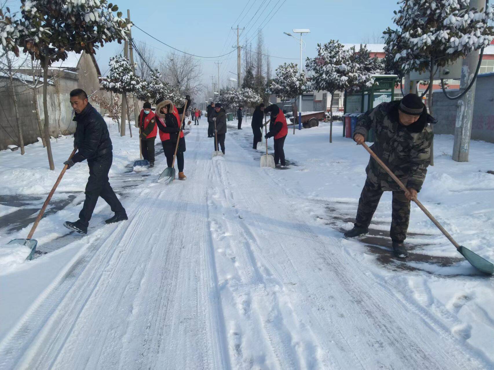 临沭县大兴镇志愿服务扫积雪天寒地冷暖人心