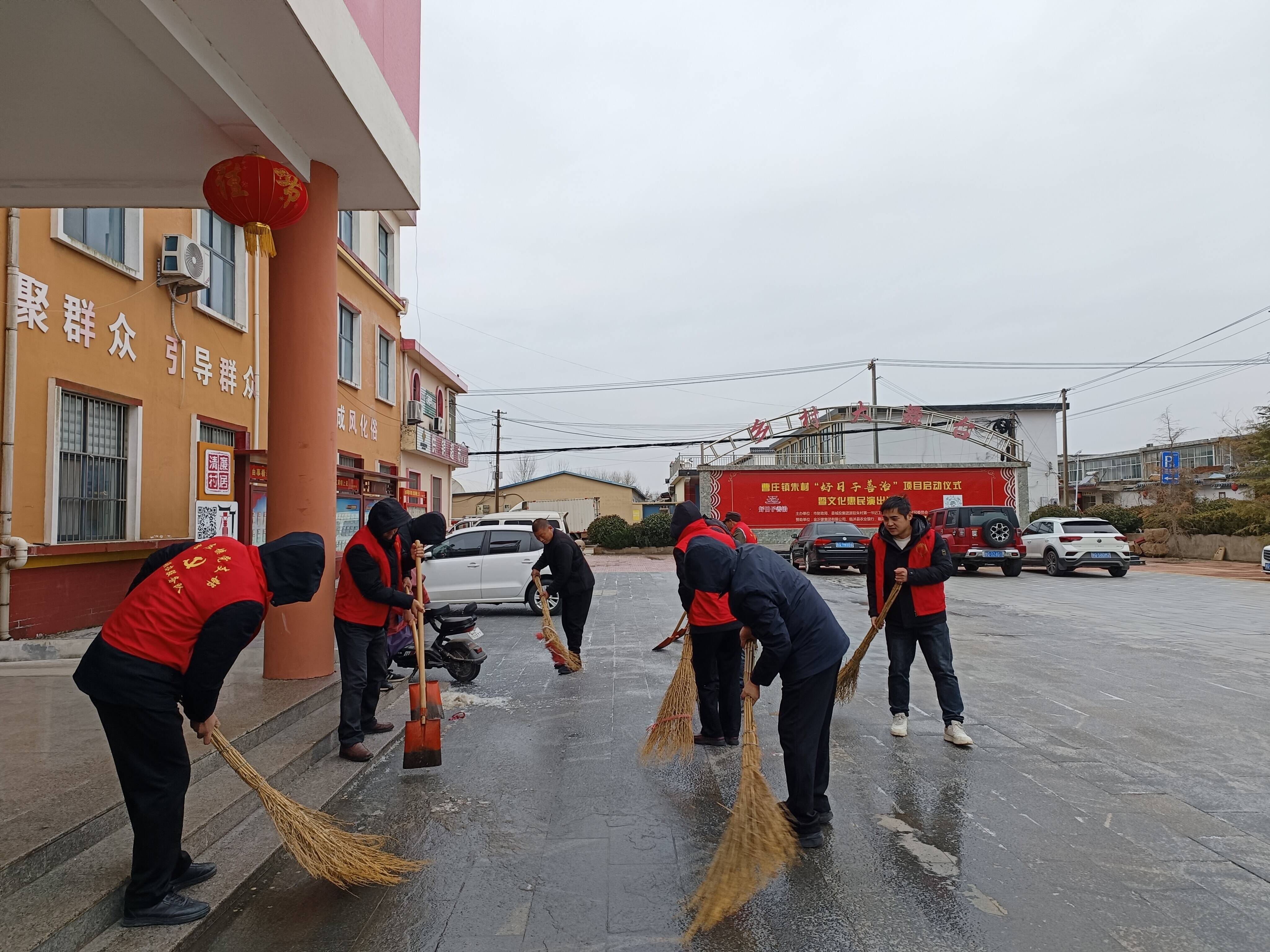 临沭县曹庄镇齐力扫雪除冰保畅通