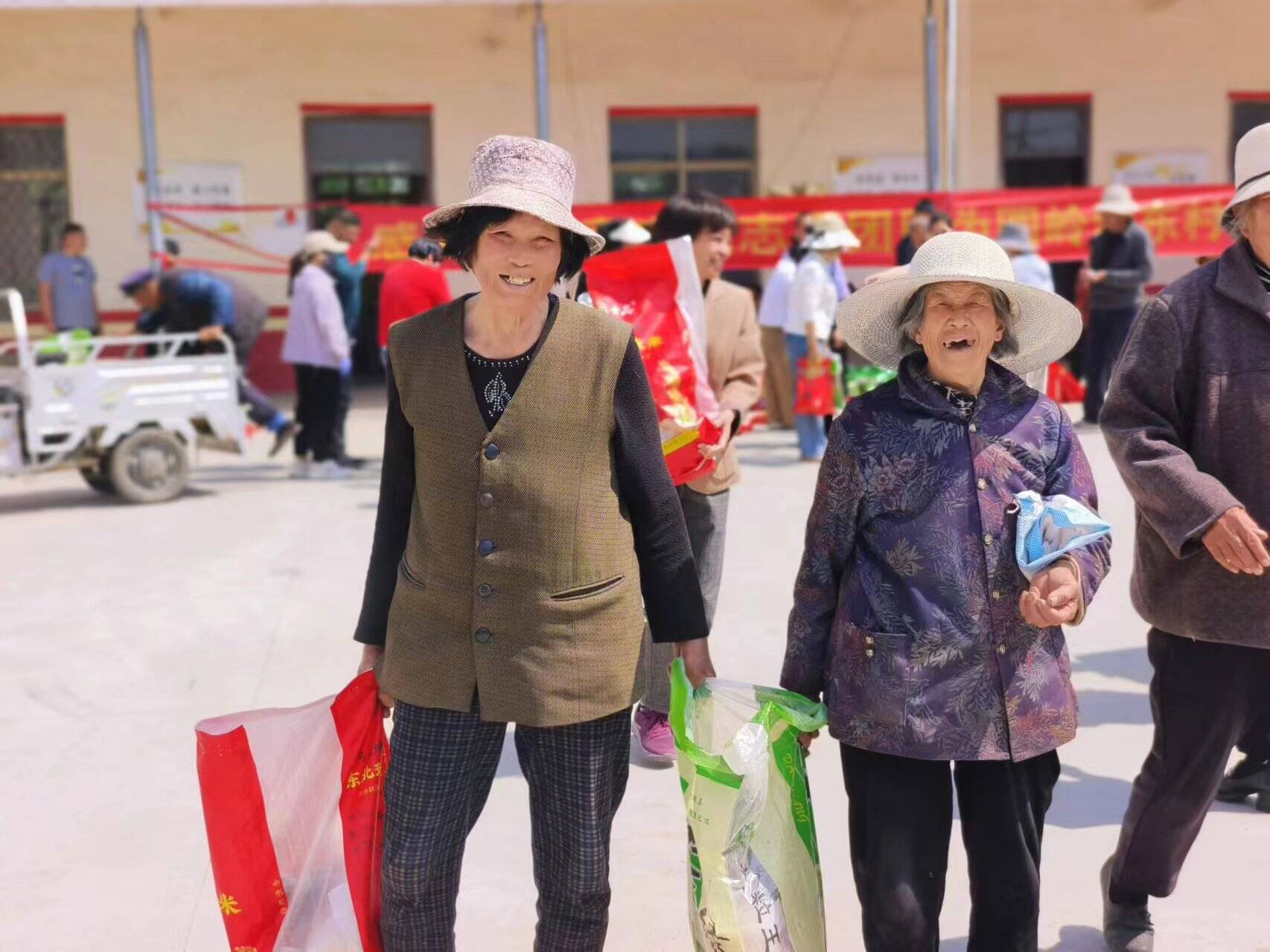 临沭县玉山镇这个村老人收到夏日暖心礼包