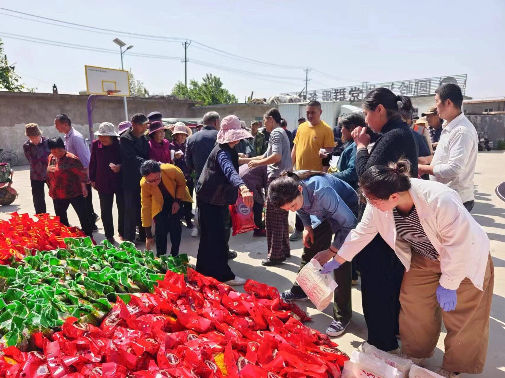 临沭县玉山镇这个村老人收到夏日暖心礼包