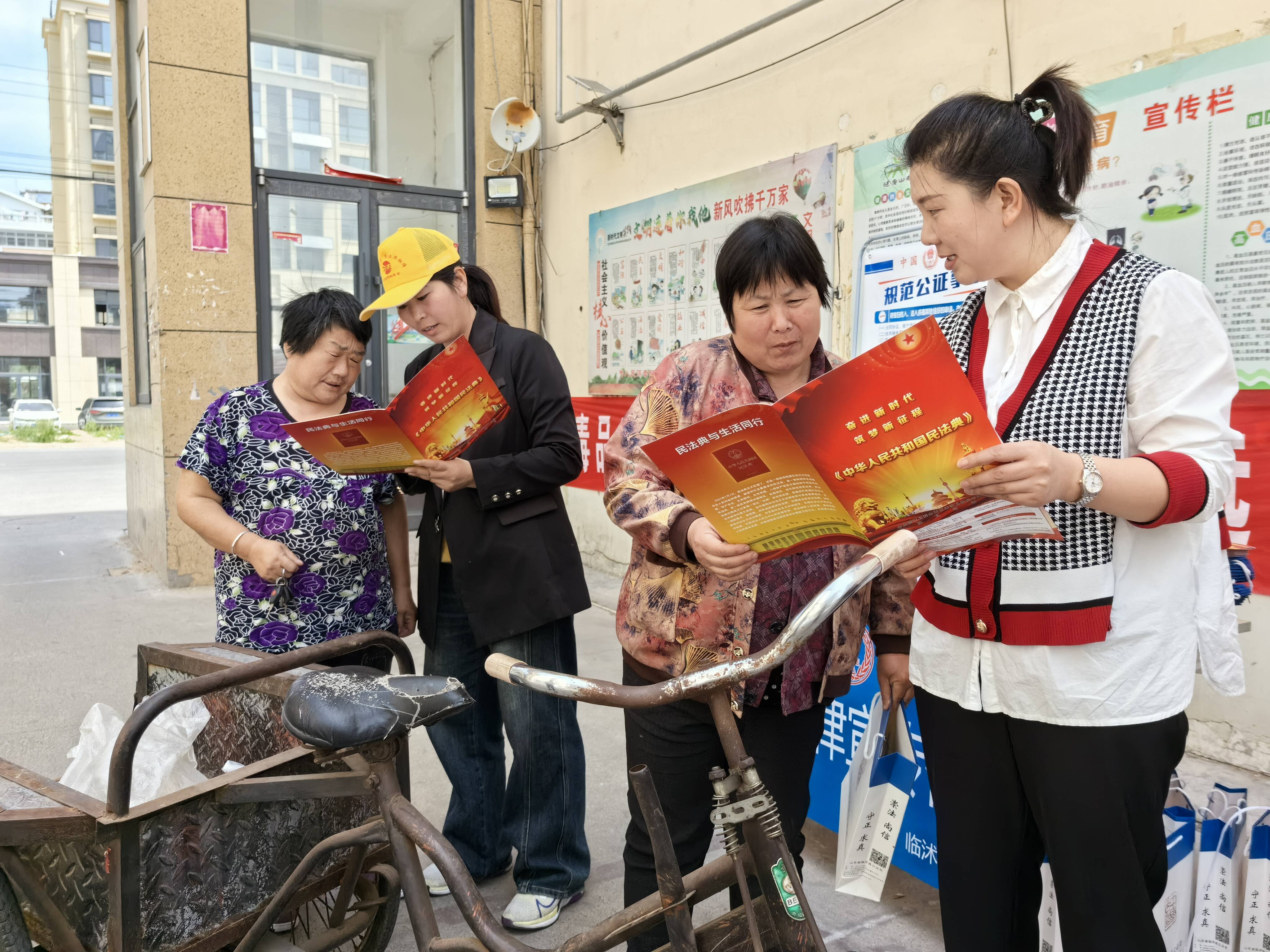 临沭县司法局开展民法典宣传进社区活动