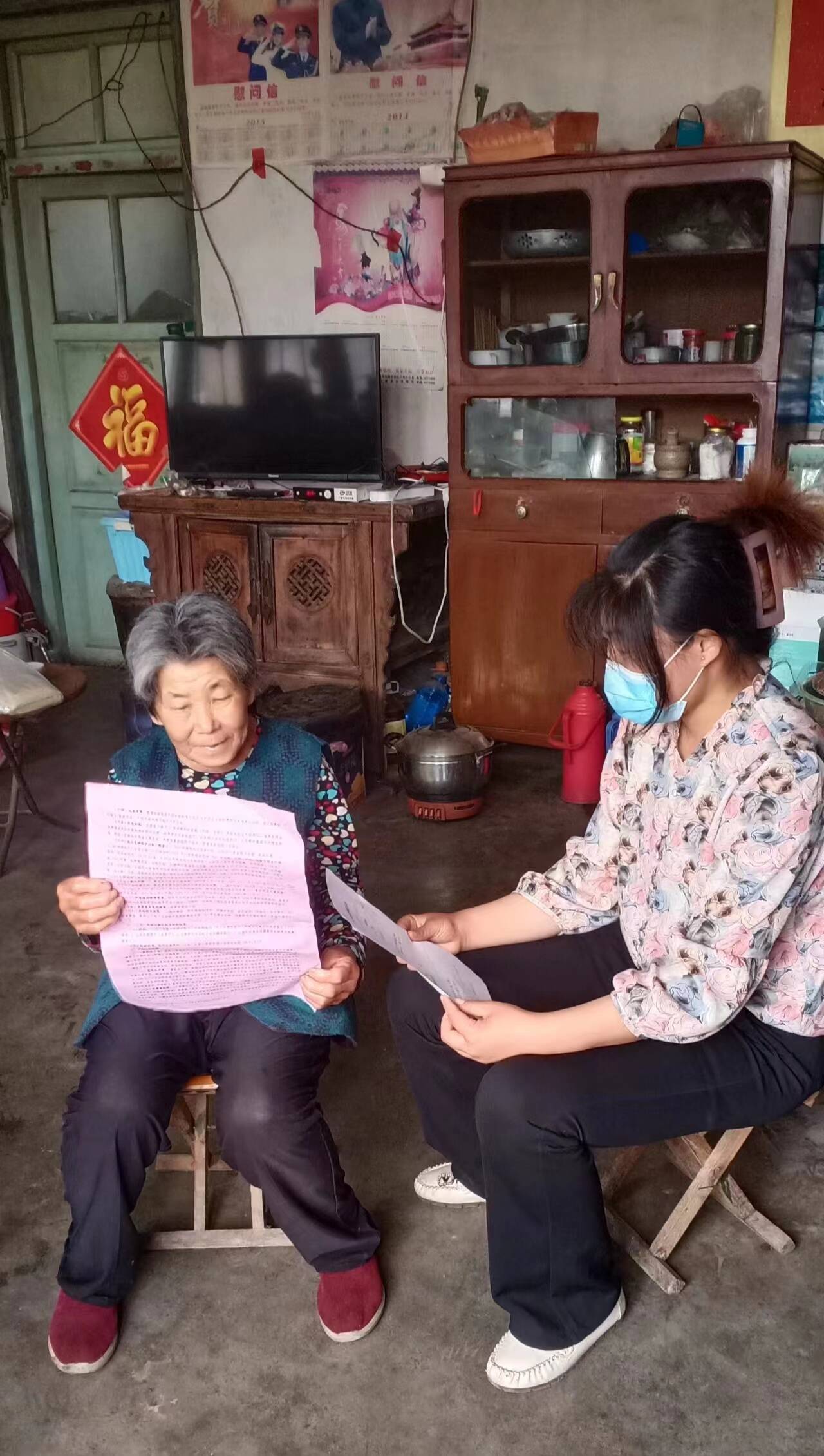 蒙阴县野店镇网格员入户开展防诈宣传织密安全网