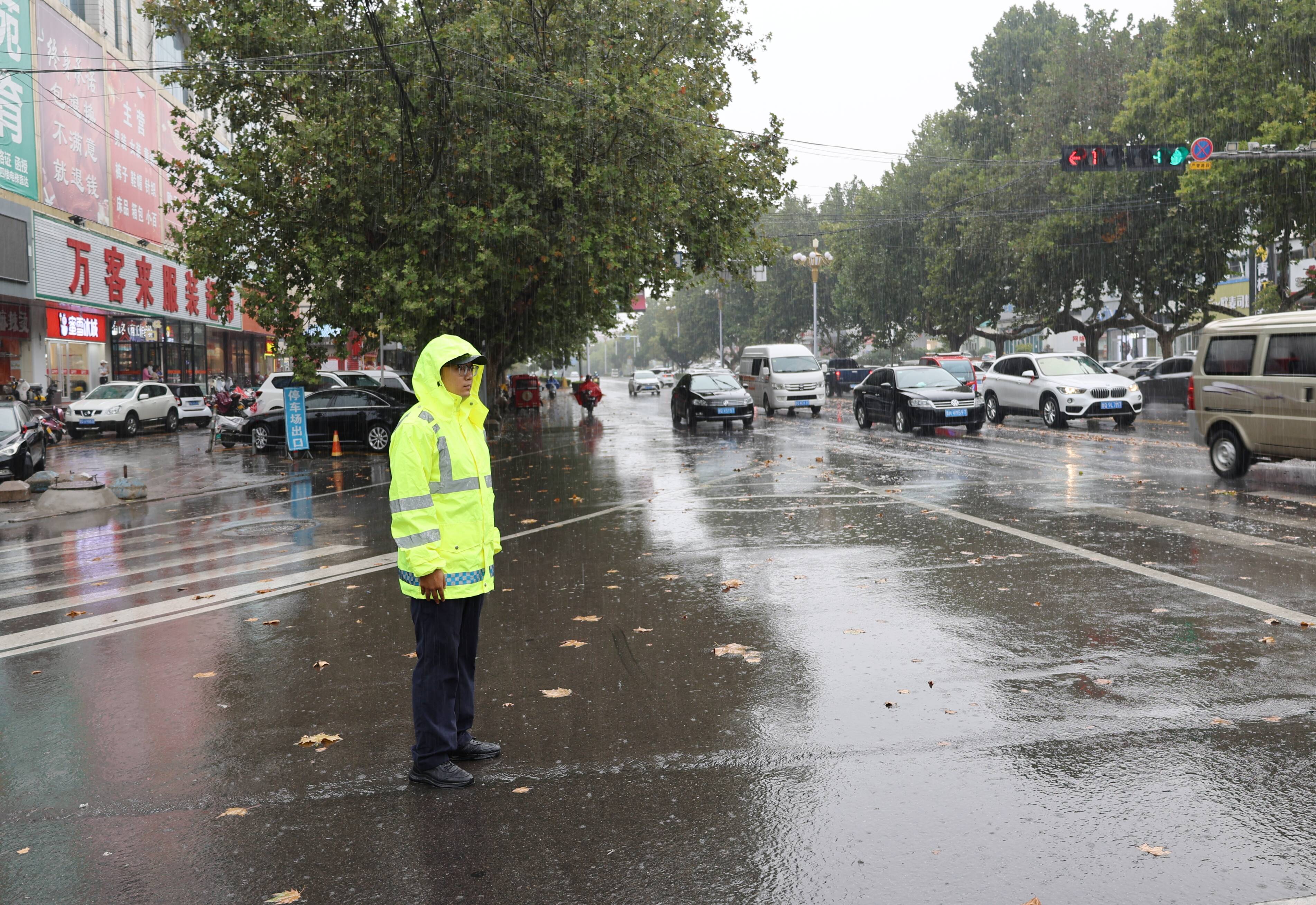 雨您同行蒙阴交警雨中执勤保畅通