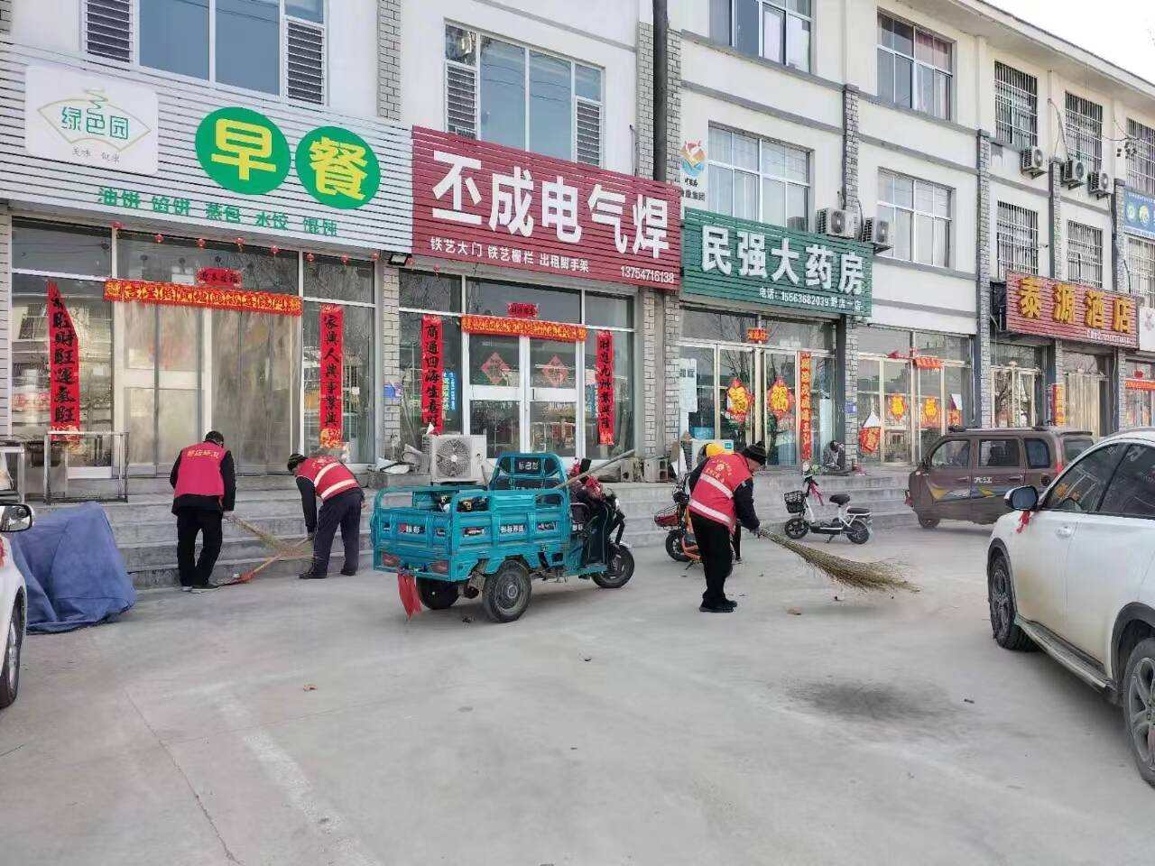 蒙阴县野店镇组织公益岗深入开展爱国卫生运动全力擦亮野店乡村底色