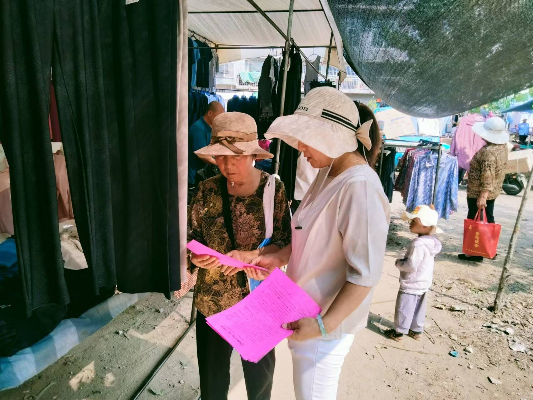 蒙阴县桃墟镇计生协开展"5.29会员活动日"宣传服务