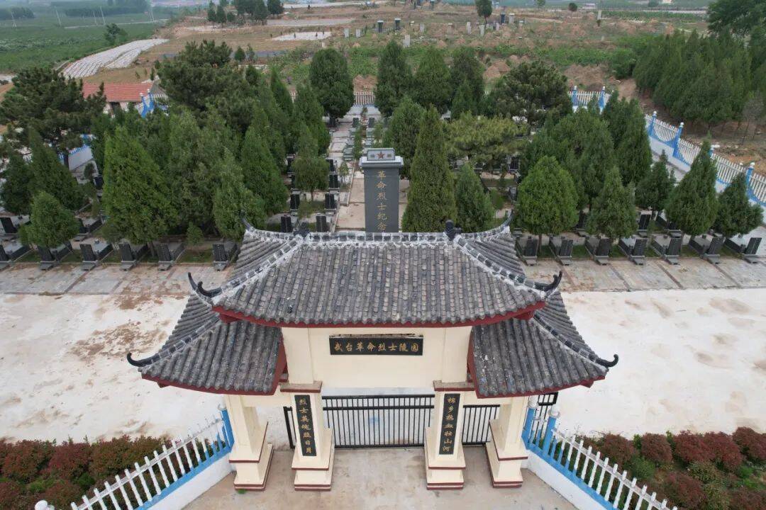 平邑县武台镇开展烈士陵园清扫烈士墓活动