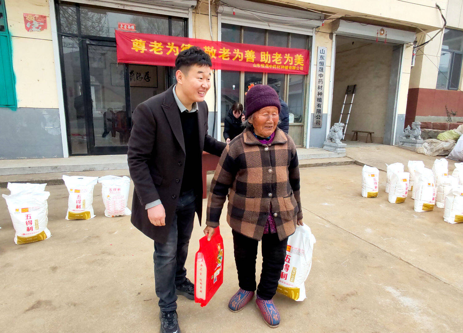平邑县流峪镇:爱心企业送温暖,温情传递暖人心