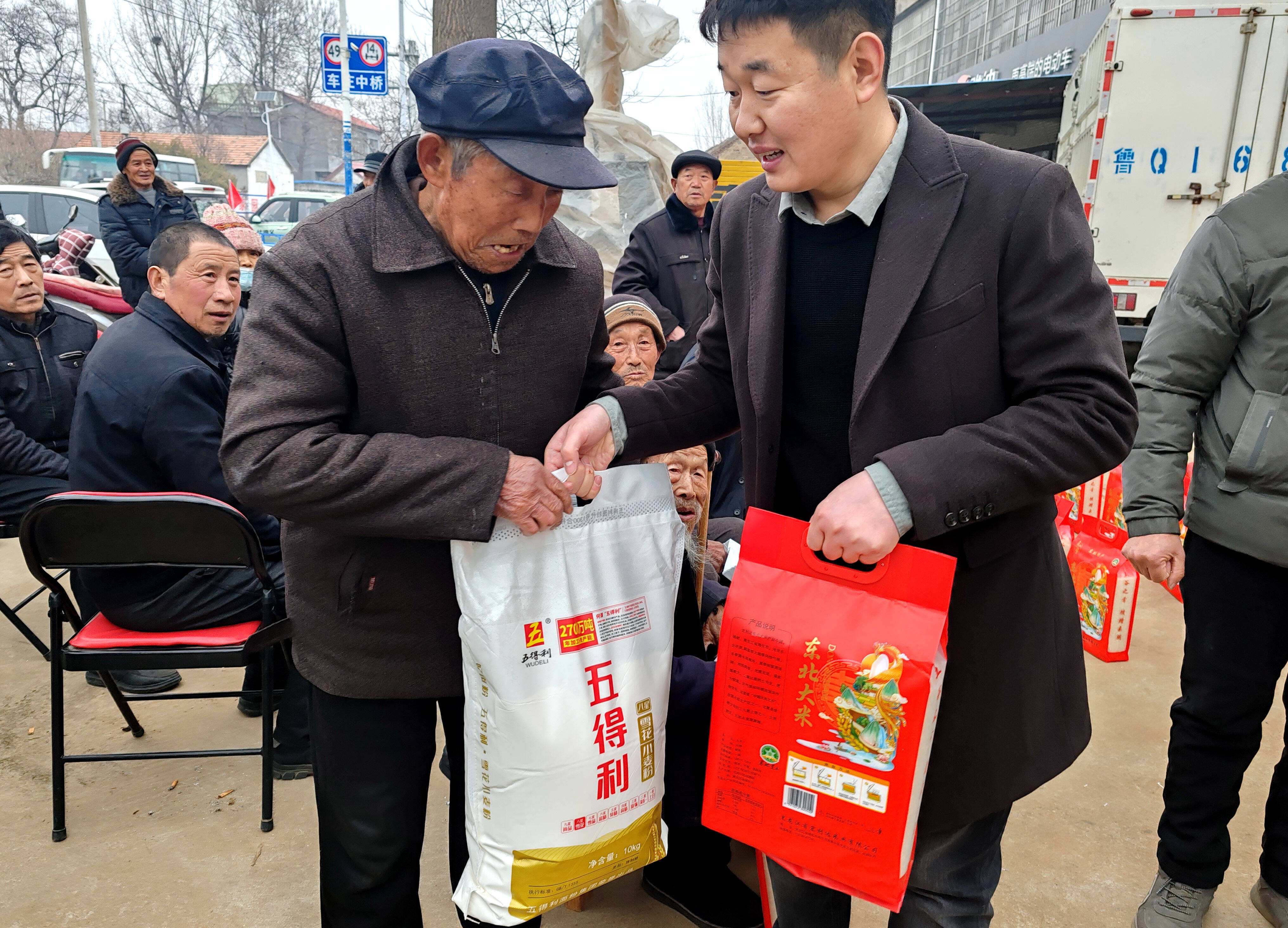 平邑县流峪镇:爱心企业送温暖,温情传递暖人心