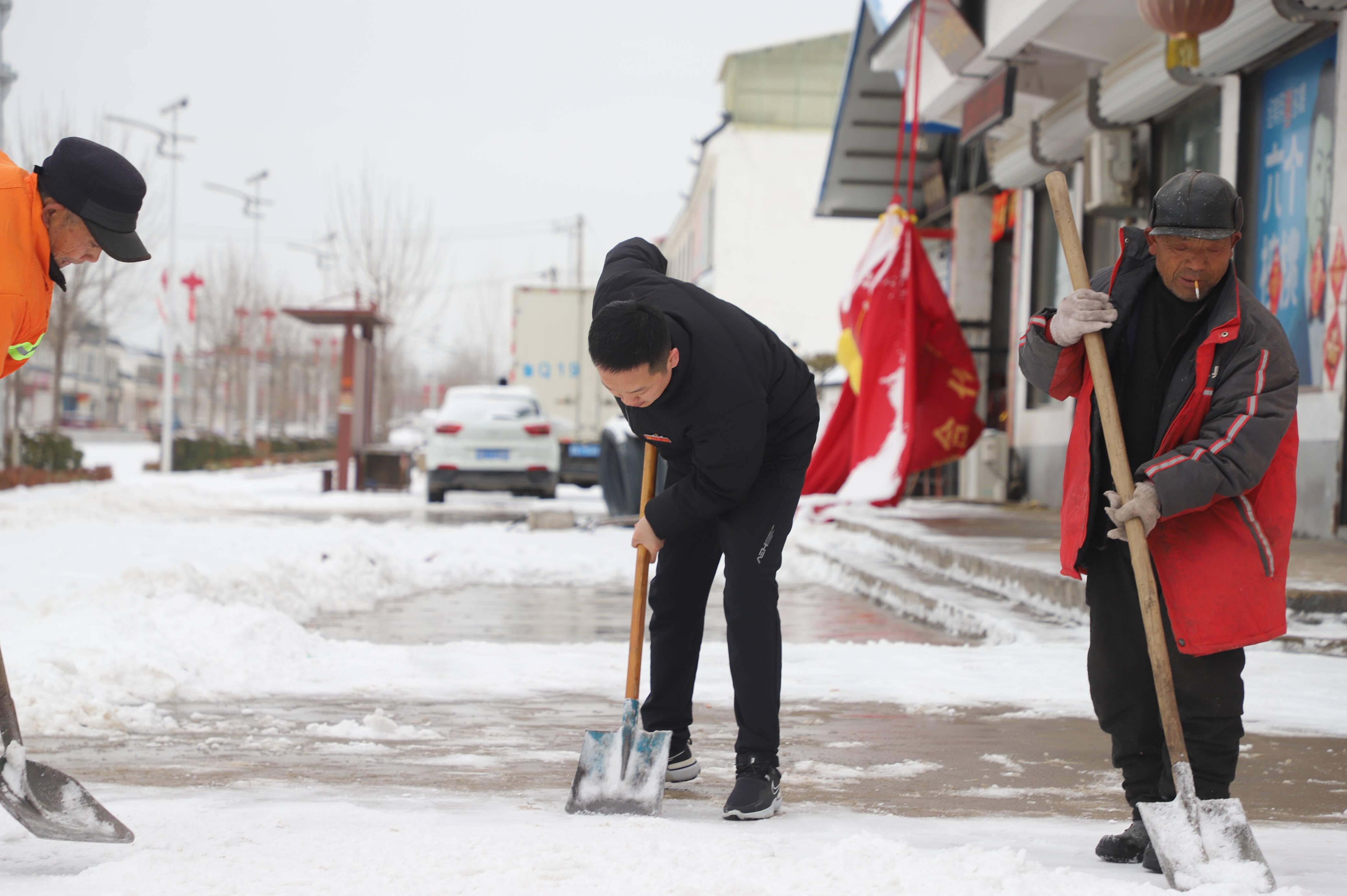 风雪弥漫处除雪暖意浓平邑县白彦镇党员群众齐上阵扫雪除冰保平安