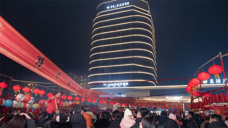 平邑平邑街道汇金湾社区举办庆元宵猜灯谜活动