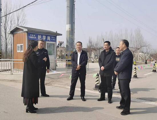 山东平邑筑牢安全网严守安全关卞桥镇开展校园周边交通安全专项督导