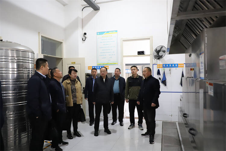 检查组分别到山东省平邑第一中学(新校区),平邑县金银花实验学校,平邑