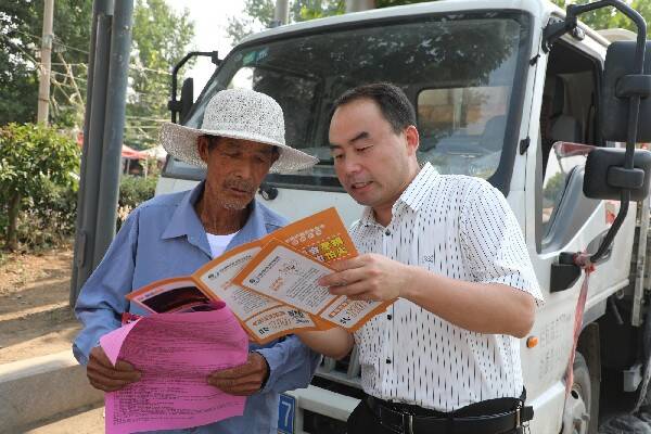 山东平邑:仲村镇开展"5.26我爱路"铁路护路主题宣传进大集活动