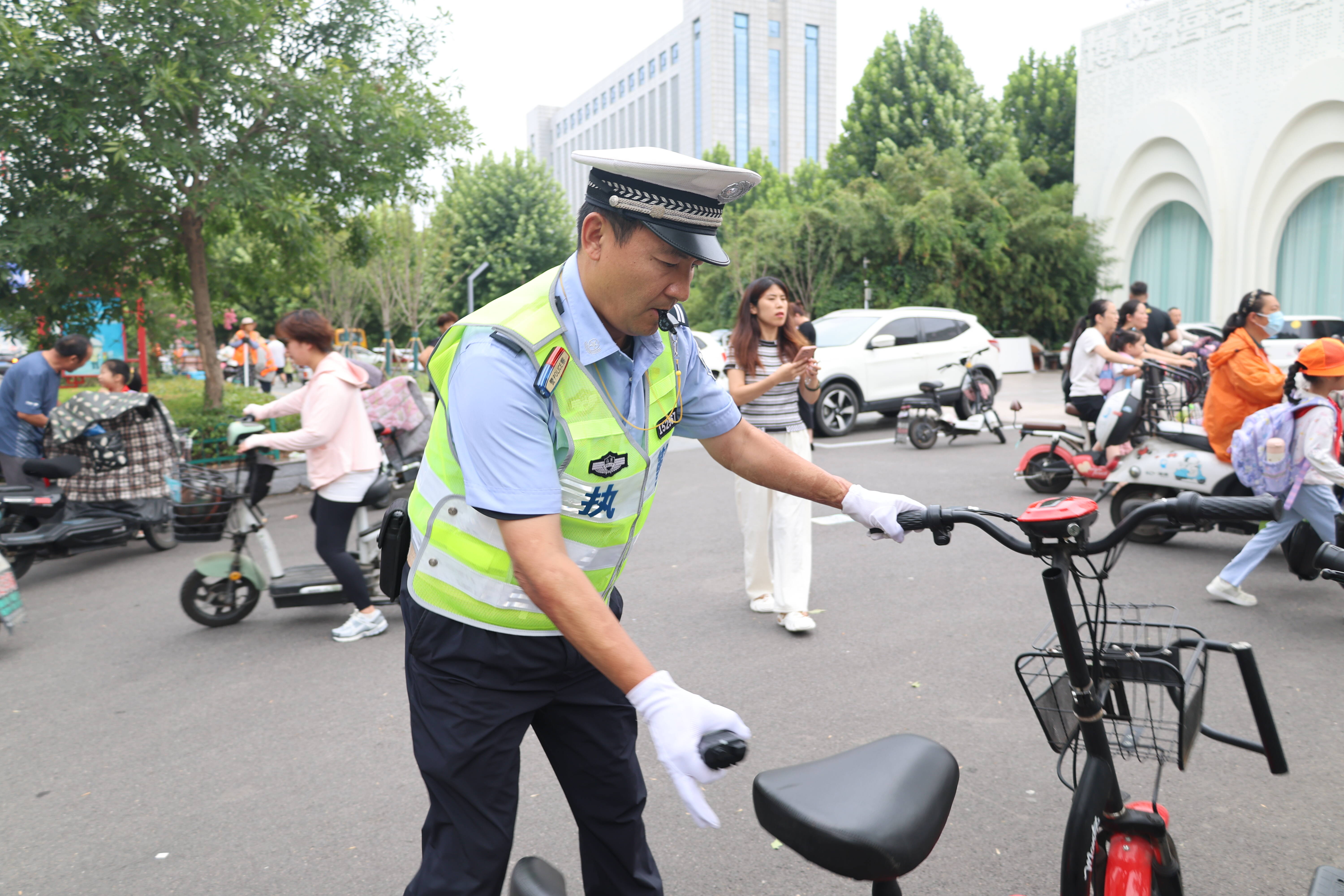 交警队的故事图片