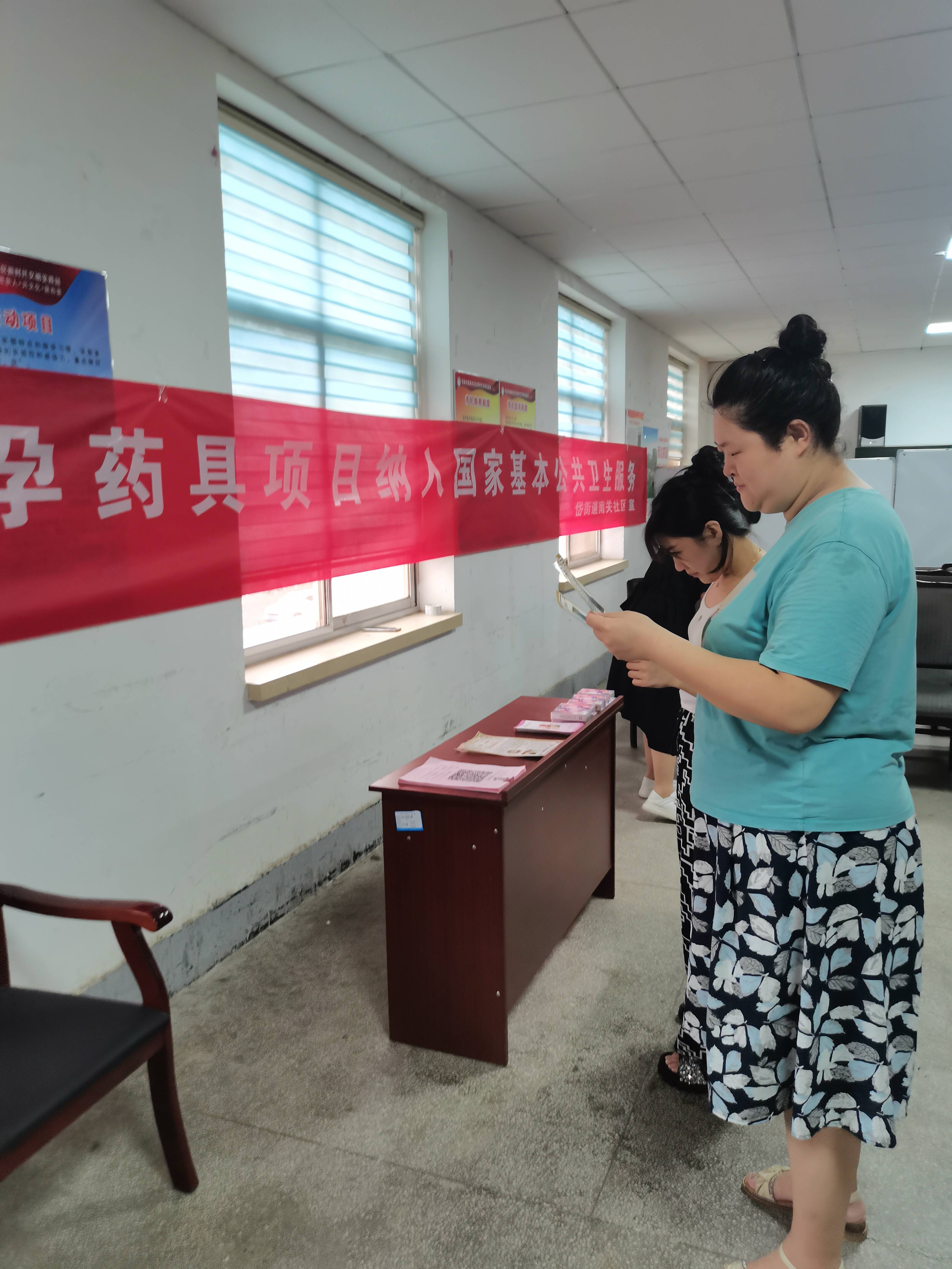 工作人员通过免费发放避孕药具,宣传单,与群众面对面沟通等多种方式为