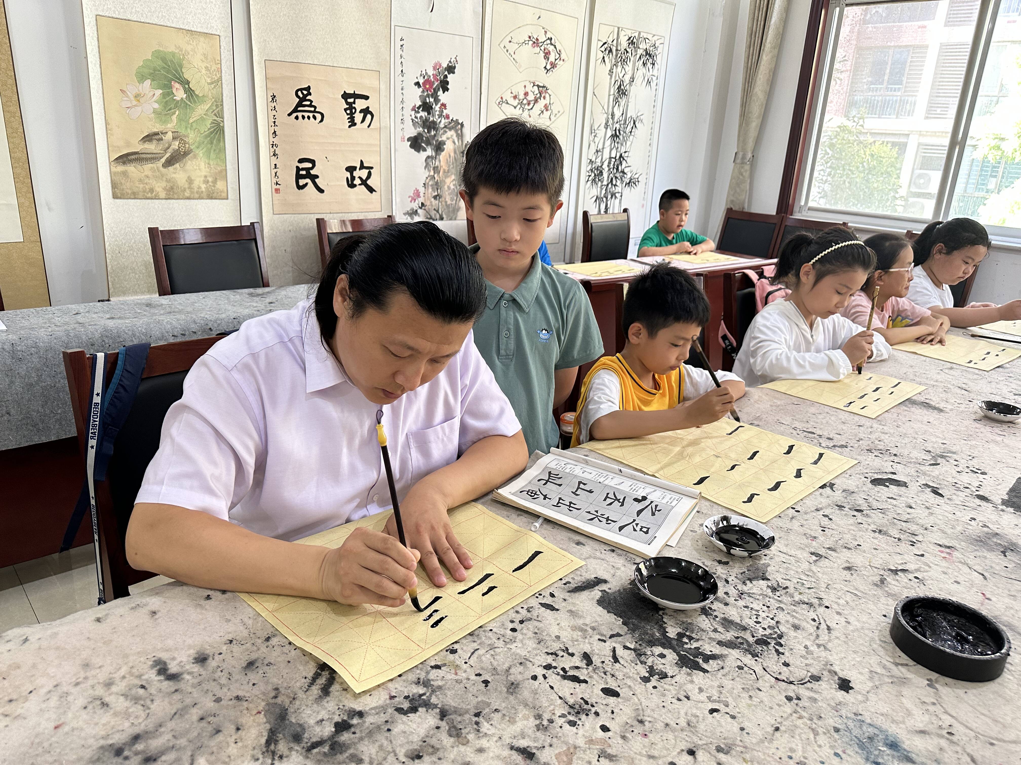 笔开意蕴 翰墨生香 双龙社区开展“暑期软笔书法小课堂”活动_泰山融媒
