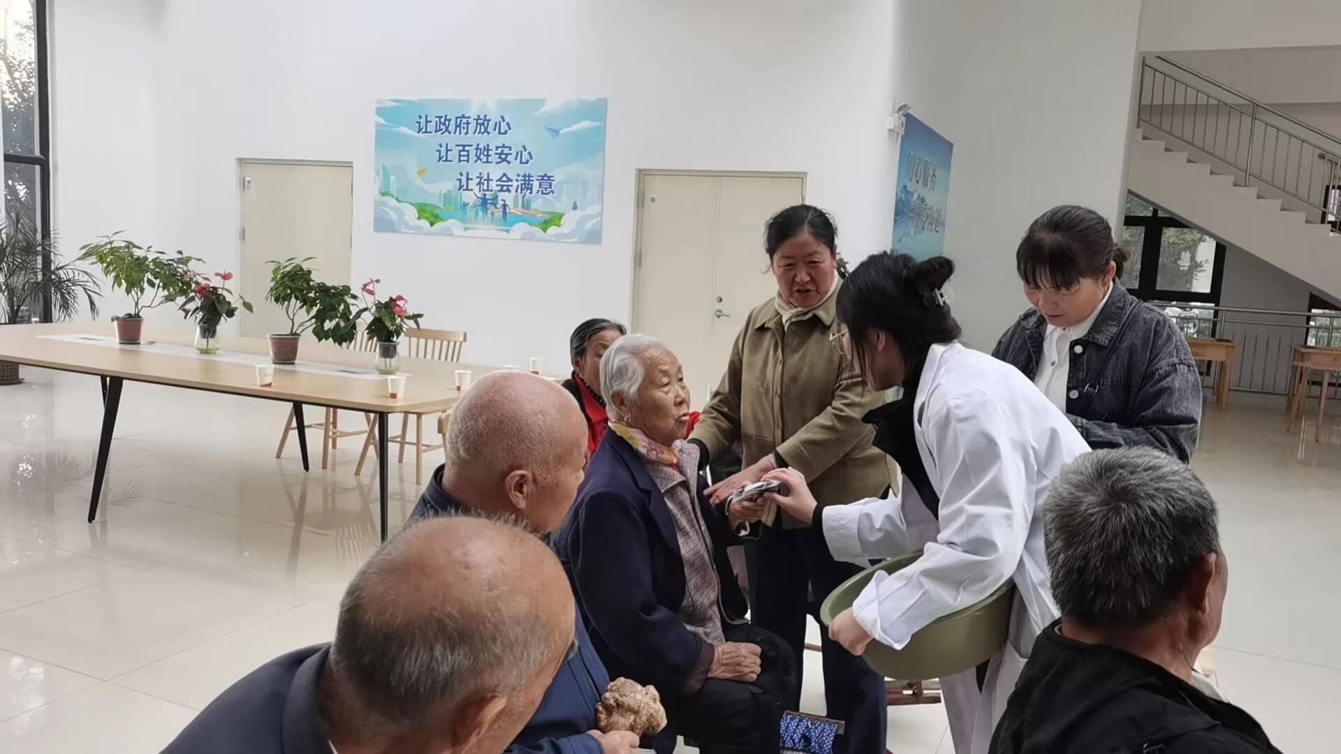 老年人中医养生讲座活动内容有哪些(老年人中医养生讲座活动内容有哪些方面)