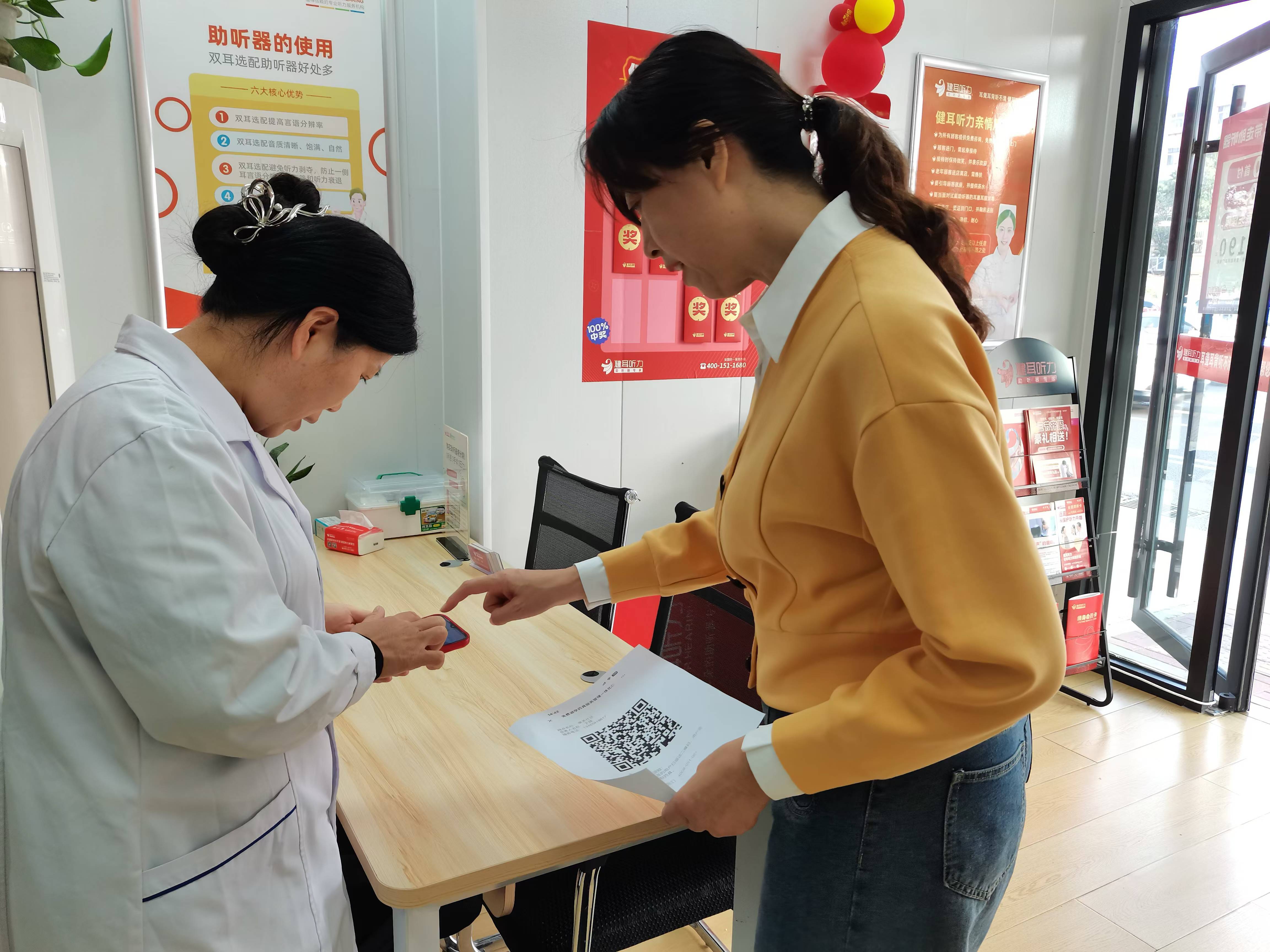 南关社区开展"正确避孕,珍惜自己"避孕药具发放活动