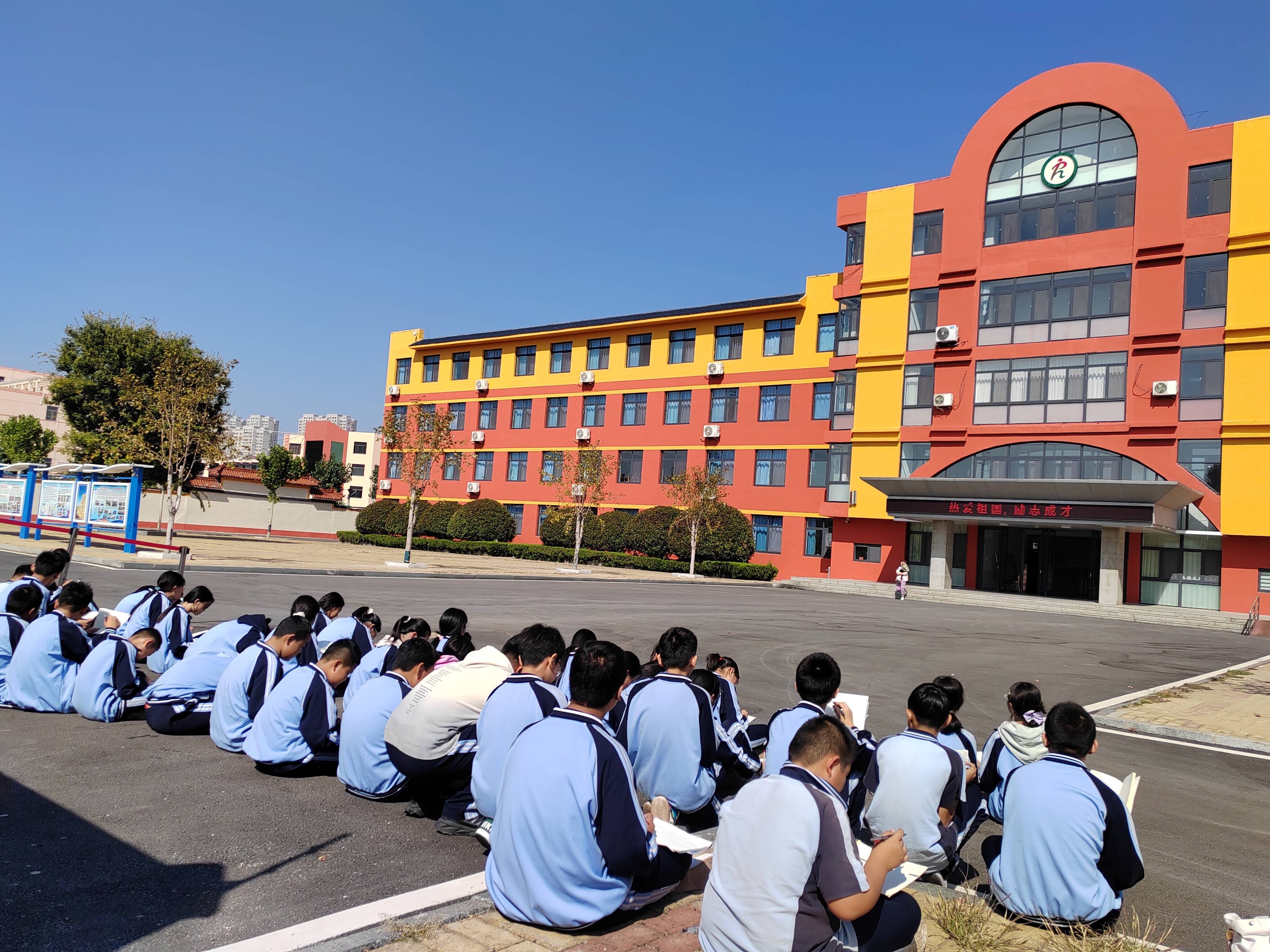 挥多彩画笔 秀美丽校园——泮河中学开展"美丽校园我来画"活动