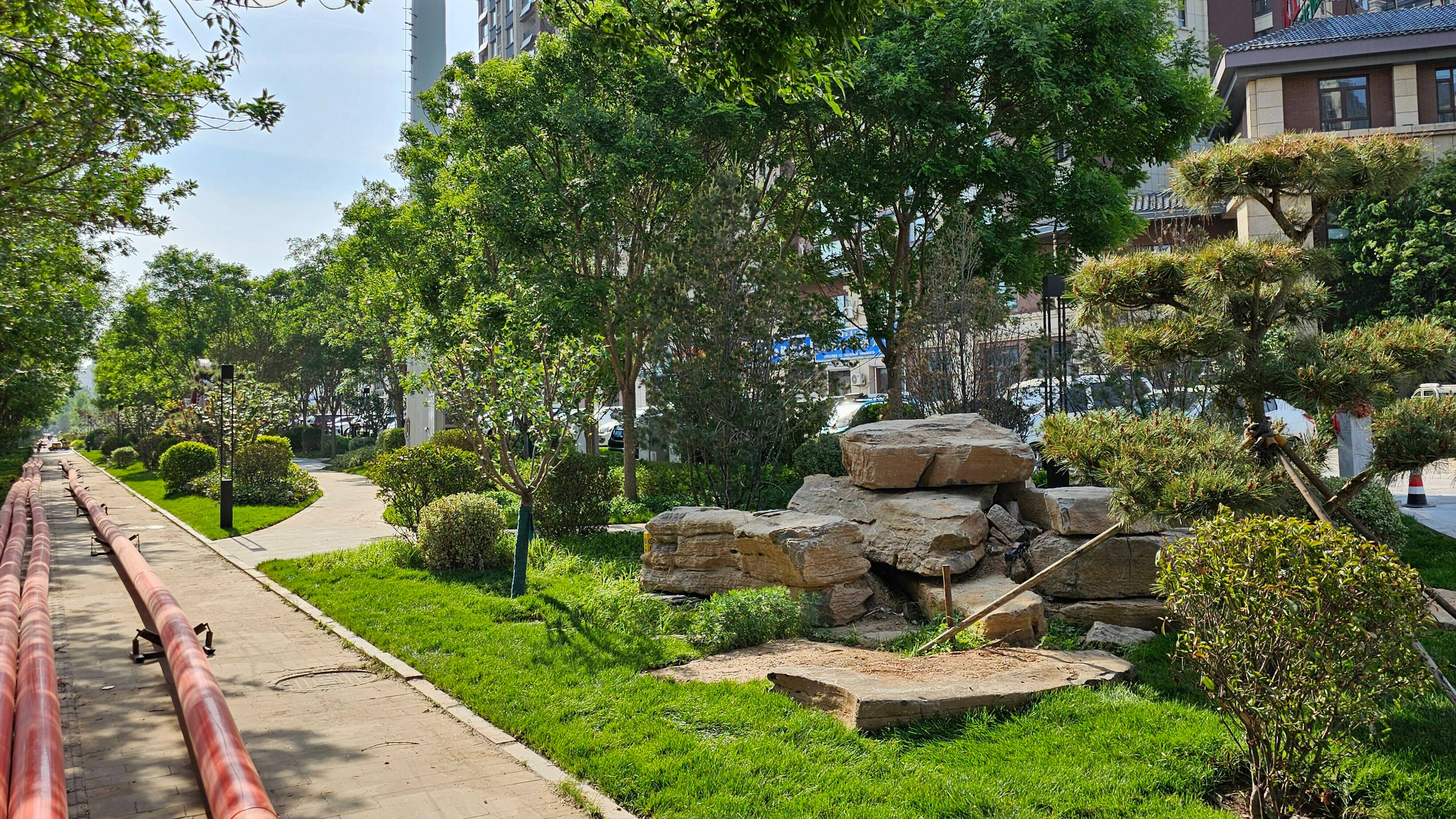 拓展绿地服务功能,从街角,路边等"碎片化"土地入手,城市小微绿地建设