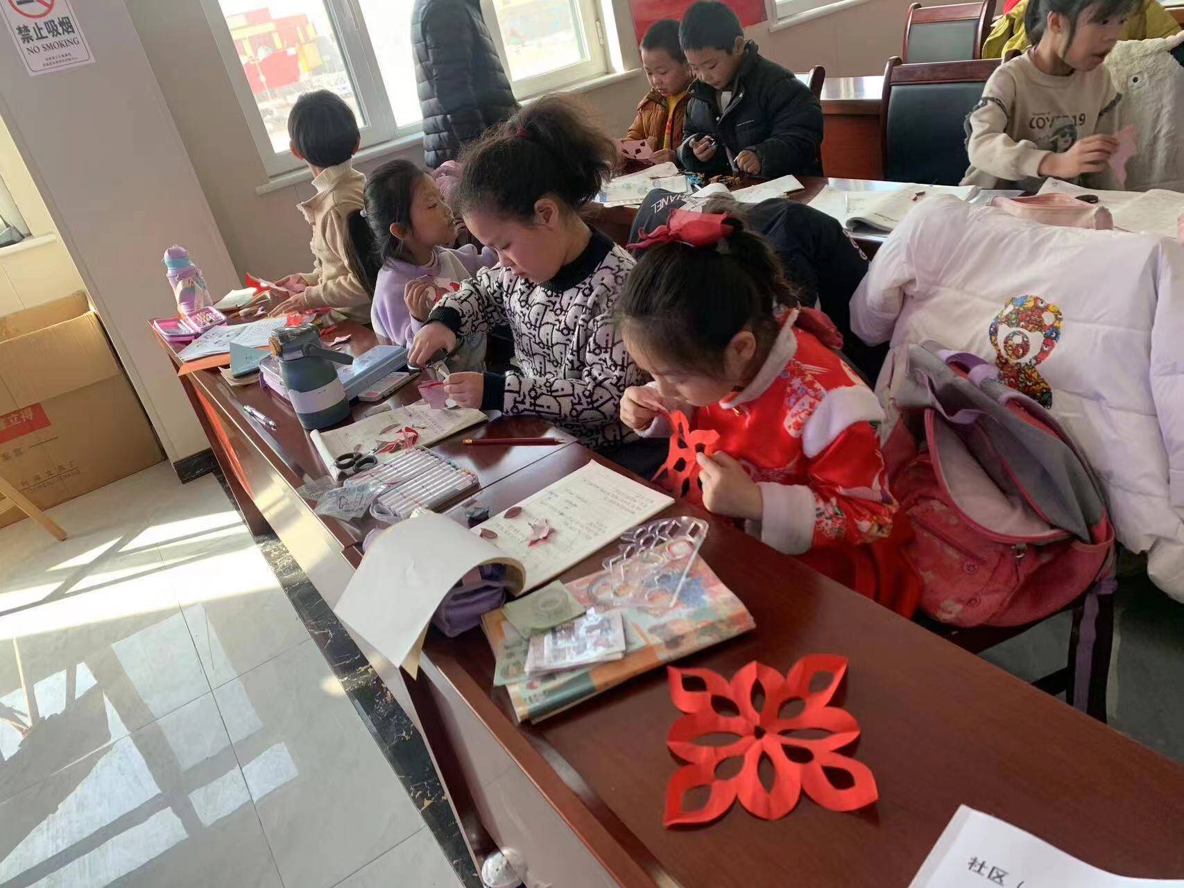 武城县老城镇教孩子学剪纸让非遗文化薪火相传