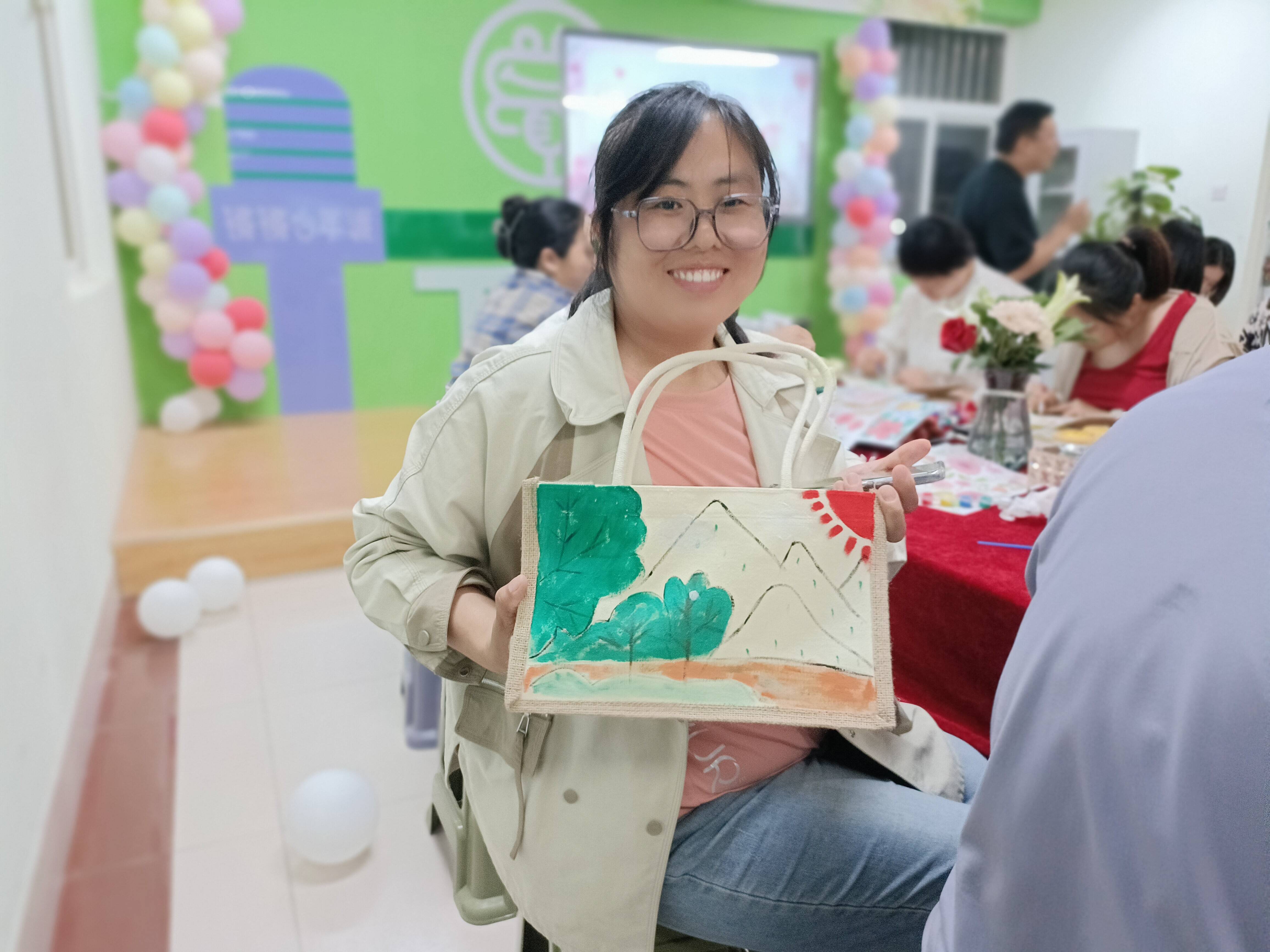 武城县广运街道风华社区开展"巧手绘布袋 把爱袋回家"主题活动