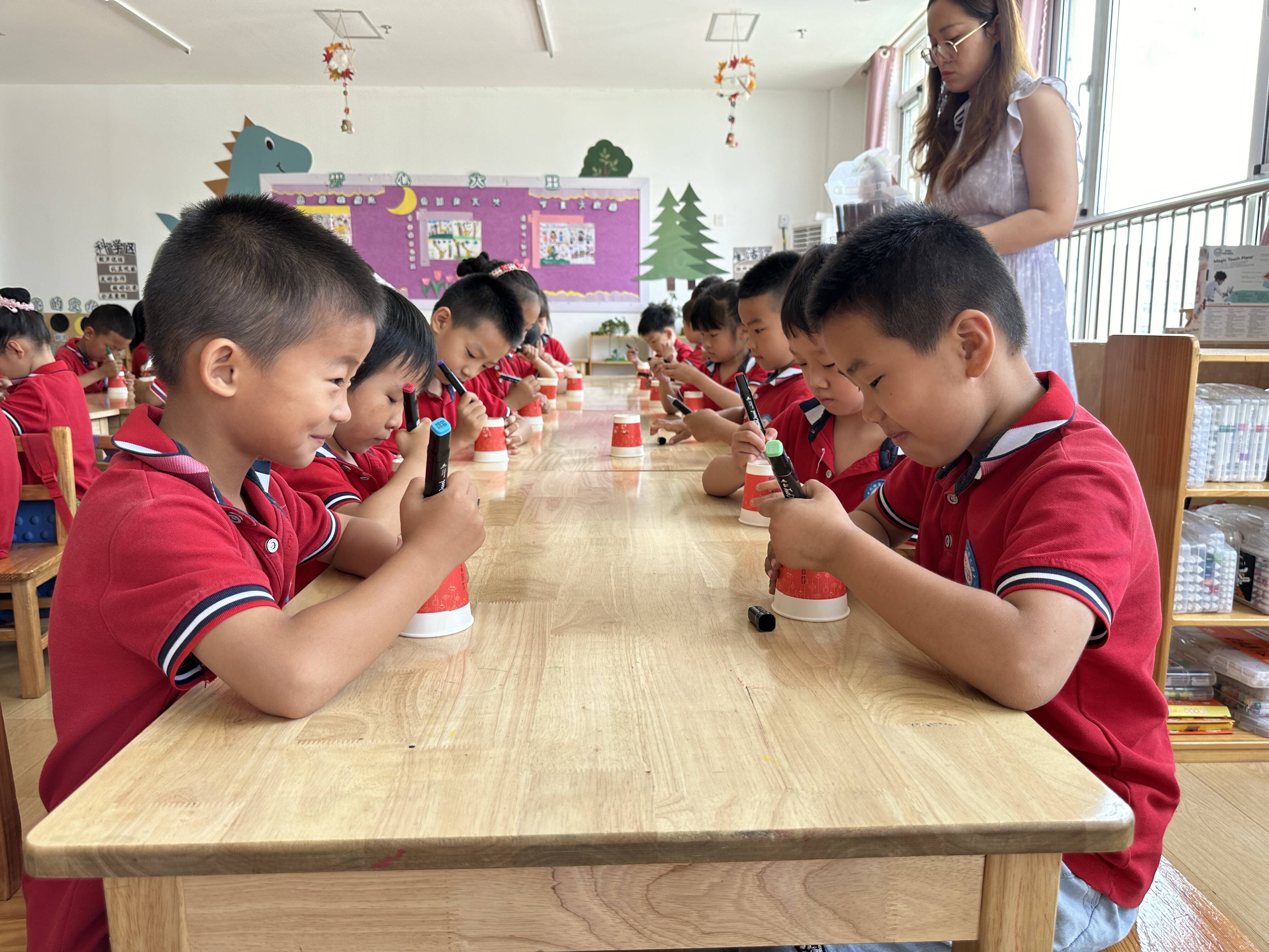 积极参与到实验中,志愿者协助小朋友们一起开始动手制作"纸杯投影仪"