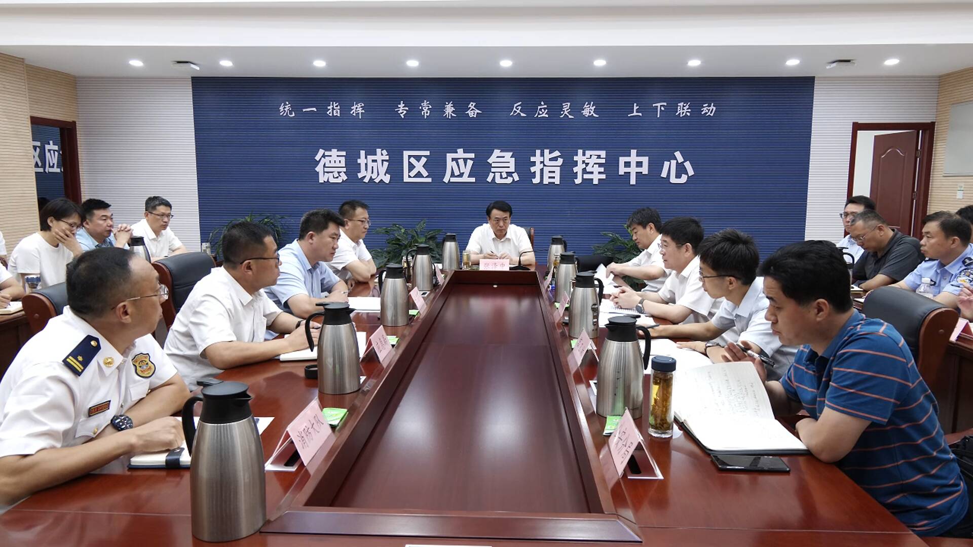 张泽中指出,全区各级各部门要高度重视防汛防台风工作,认真落实中央和