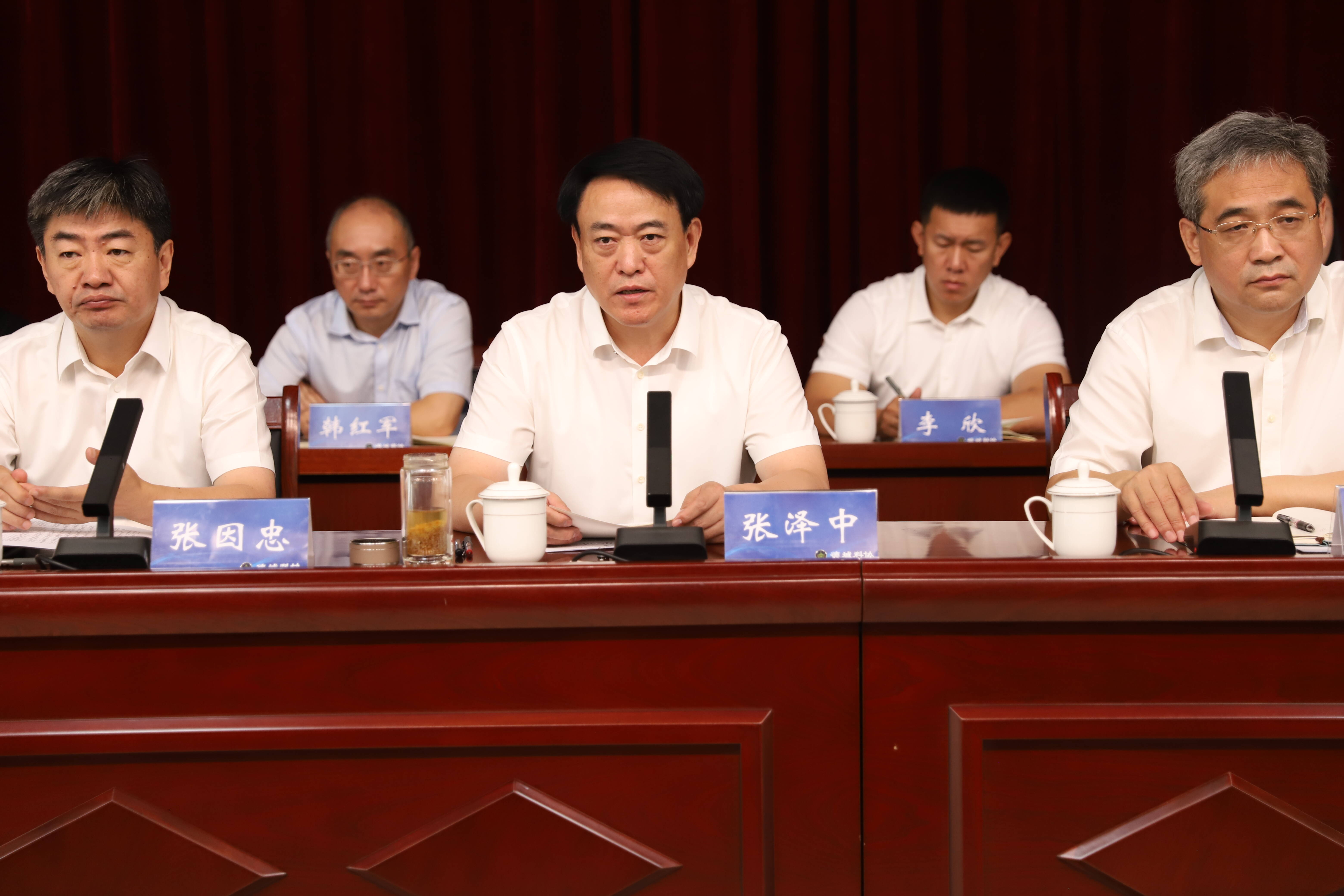 张泽中代表区委,区政府向大会的召开表示热烈祝贺