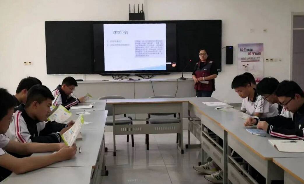 县疾控中心肿瘤防治讲师先后到临邑县第一中学,渤海路小学宣讲,向学生