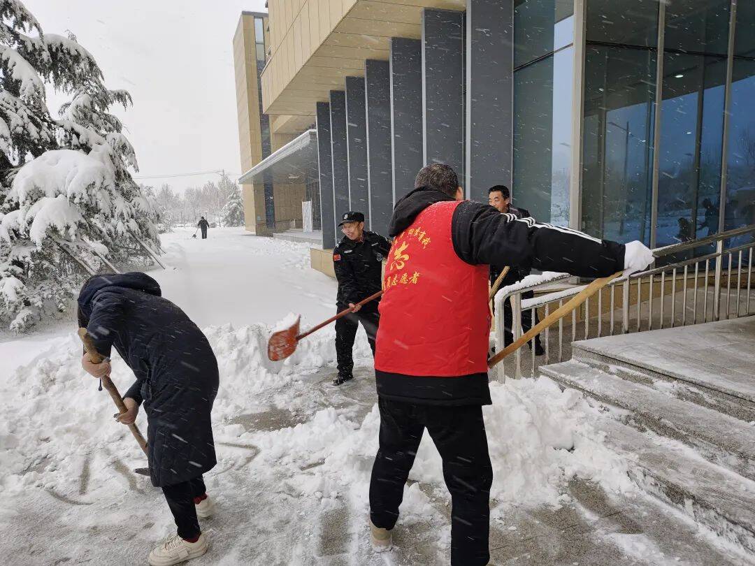 夏津县以雪为令冒雪而行白雪映衬志愿红
