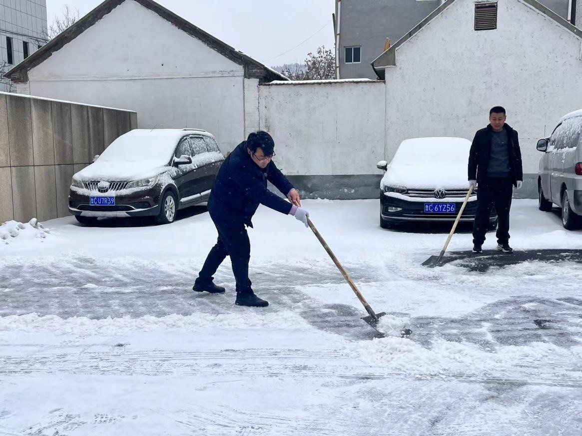 以雪为令齐行动保障出行暖民心淄川区太河镇组织开展扫雪除冰活动