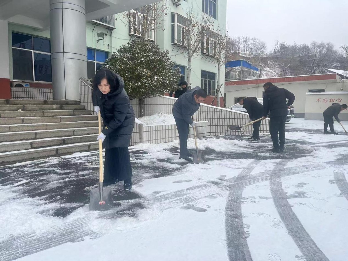 以雪为令齐行动保障出行暖民心淄川区太河镇组织开展扫雪除冰活动